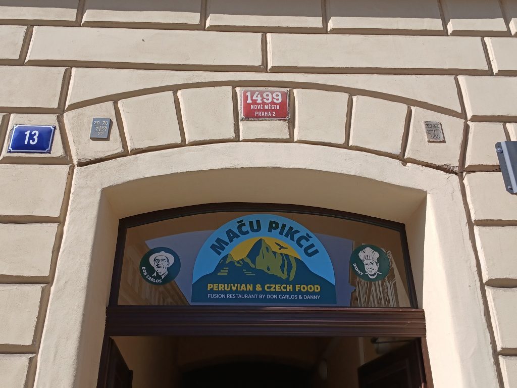 LOCAL-ENTRADA-1024x768 'El otro Machu Picchu del Perú', restaurante peruano brilla en  Republica Checa  por su diversidad de sabores y fusiones culturales
