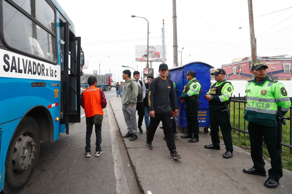 image-91-1024x682 Policía Nacional garantiza seguridad y orden durante paro de transportistas en Lima