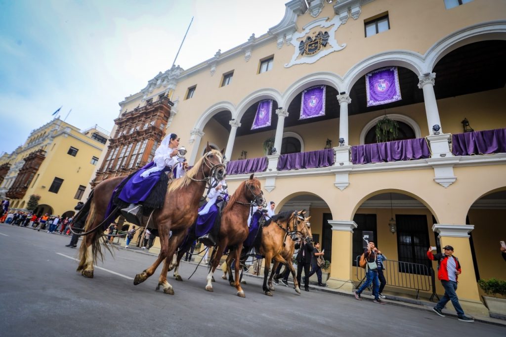 02-1024x682 Pasacalle de elegancia y tradición: Caballos Peruanos de Paso engalanaron el Centro de Lima en homenaje al Señor de los Milagros