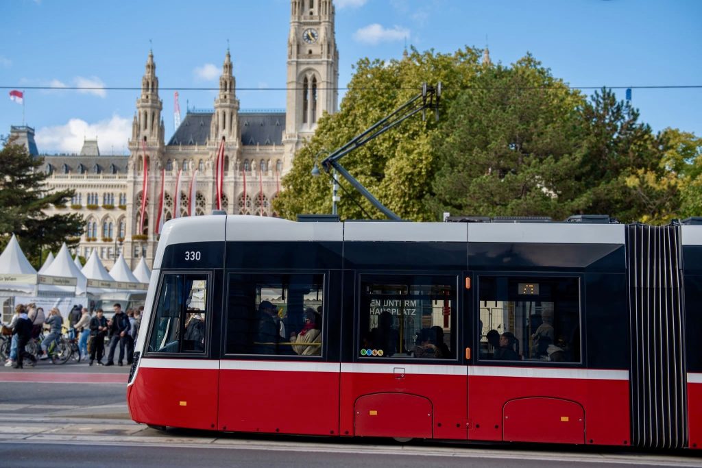 IMG_1355-1024x683 Austria celebra el #UNDay iluminando su transporte público conmemorando los 80 años de la ONU