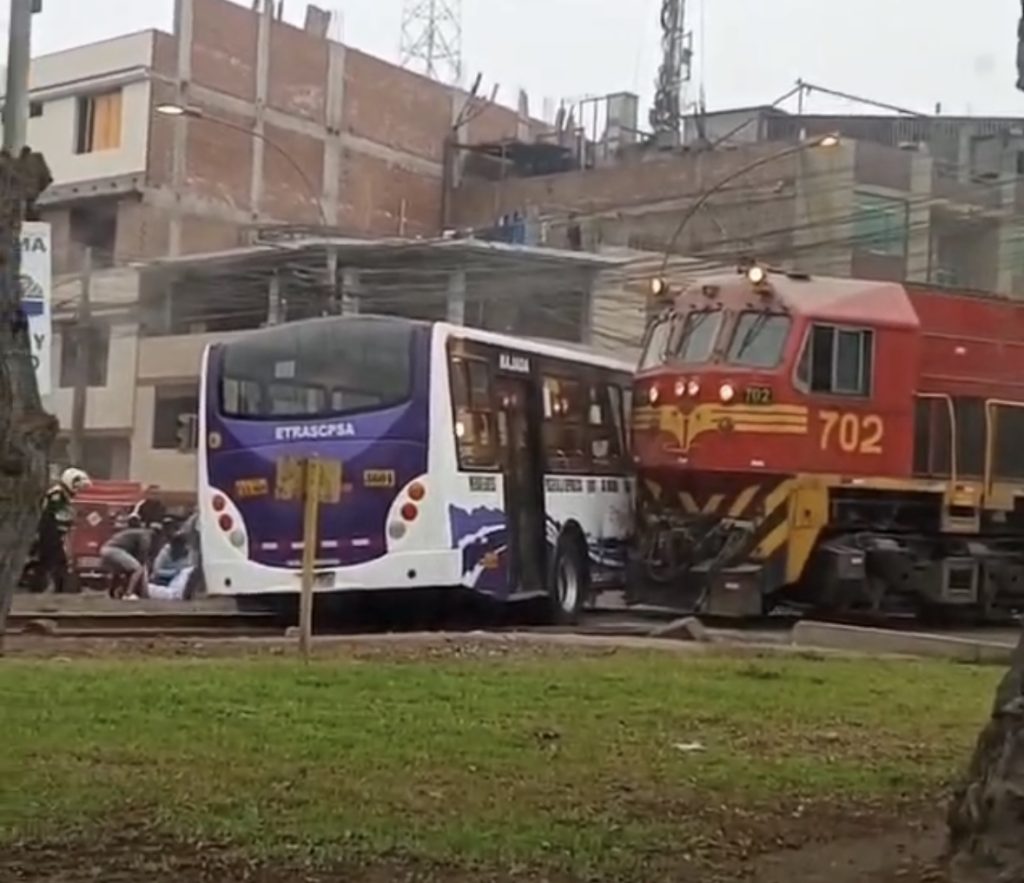 IMG_9363-1-1024x883 Impactante choque entre tren, bus y auto en El Agustino deja 10 heridos