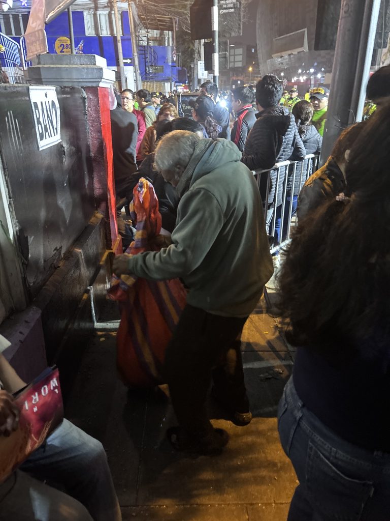 IMG_0188-768x1024 Caos en los alrededores del Estadio Nacional: Shakira brilló, pero la Policía generó momentos de pánico