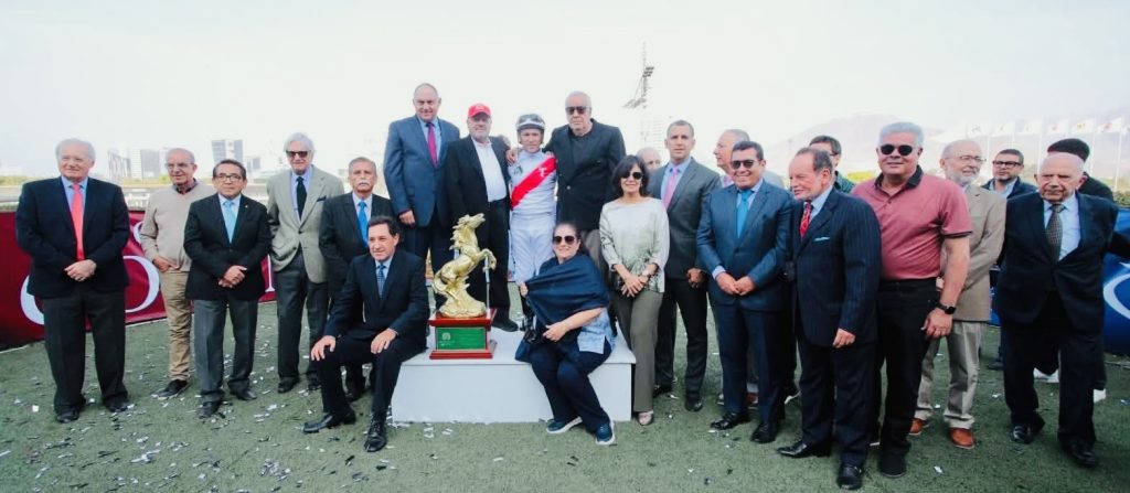 IMG_2093-1024x447 Edwin Talaverano, leyenda viva del turf peruano, recibe un histórico homenaje en Monterrico