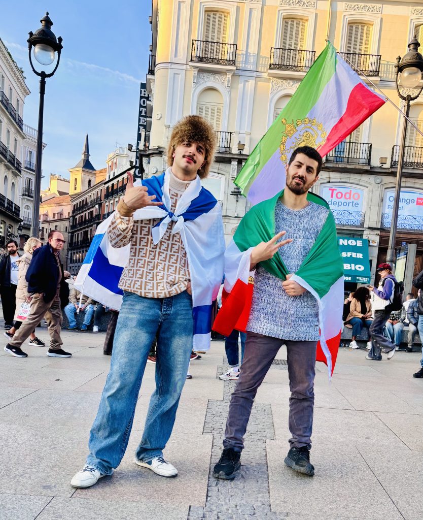 FullSizeRender-1-834x1024 Multitudinaria marcha por la paz mundial reúne a ciudadanos de distintas nacionalidades en la Puerta del Sol de Madrid