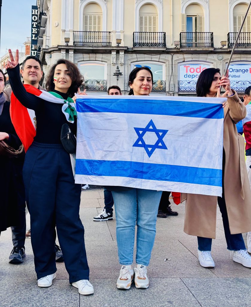 FullSizeRender-2-839x1024 Multitudinaria marcha por la paz mundial reúne a ciudadanos de distintas nacionalidades en la Puerta del Sol de Madrid