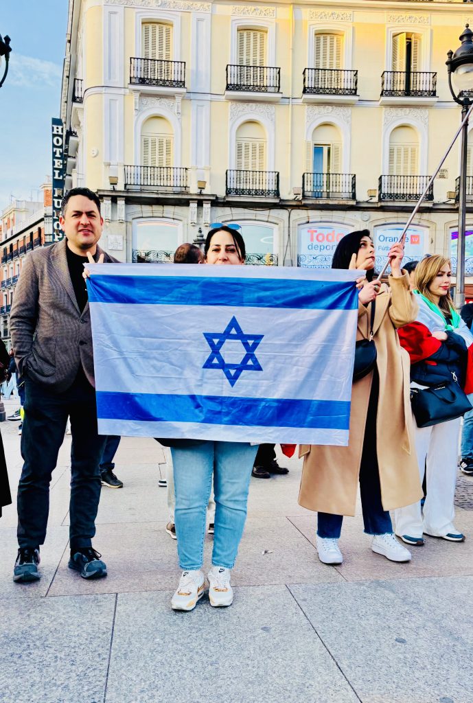 FullSizeRender-3-689x1024 Multitudinaria marcha por la paz mundial reúne a ciudadanos de distintas nacionalidades en la Puerta del Sol de Madrid