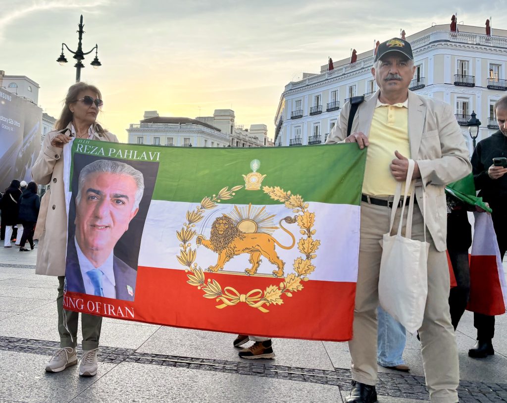 FullSizeRender-4-1024x814 Multitudinaria marcha por la paz mundial reúne a ciudadanos de distintas nacionalidades en la Puerta del Sol de Madrid