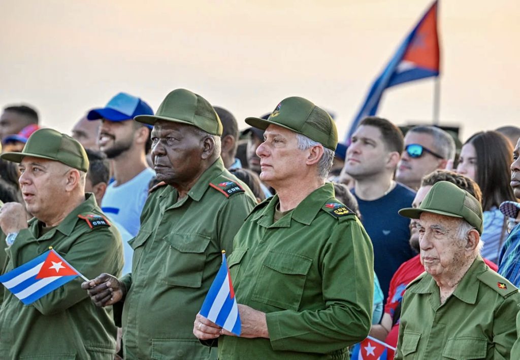 IMG_3726-1024x710 CUBA SE MOVILIZA EN DEFENSA DE RAÚL CASTRO: MILES MARCHARON FRENTE A LA EMBAJADA DE EE.UU. EN LA HABANA